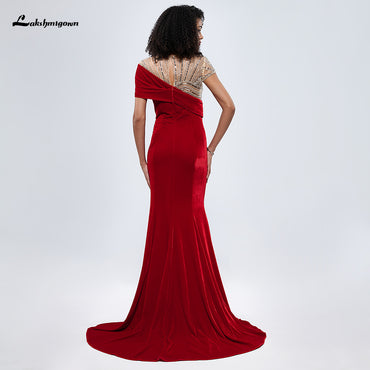 Abendkleid im Meerjungfrau-Stil aus rotem Samt mit Cape-Ärmeln und Perlenstickerei L99874