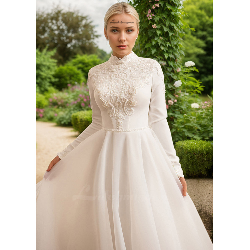 Robe de mariée à manches longues et col haut avec perles