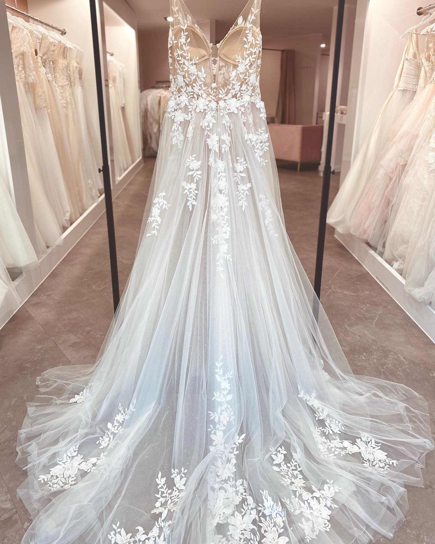 Unlined Bodice FLowy A Line Tulle Wedding Dress With V Neck