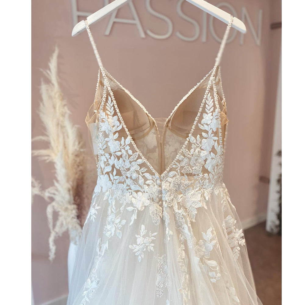 Spaghetti Straps Lace Wedding Dress With V Neckline Bride Dress Tulle Beach Bridal Gown