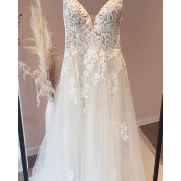 Spaghetti Straps Lace Wedding Dress With V Neckline Bride Dress Tulle Beach Bridal Gown
