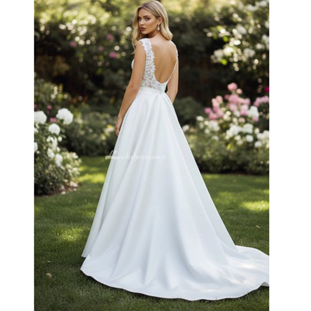 Robe de mariée avec appliques en dentelle et fleurs de grande taille avec fente latérale