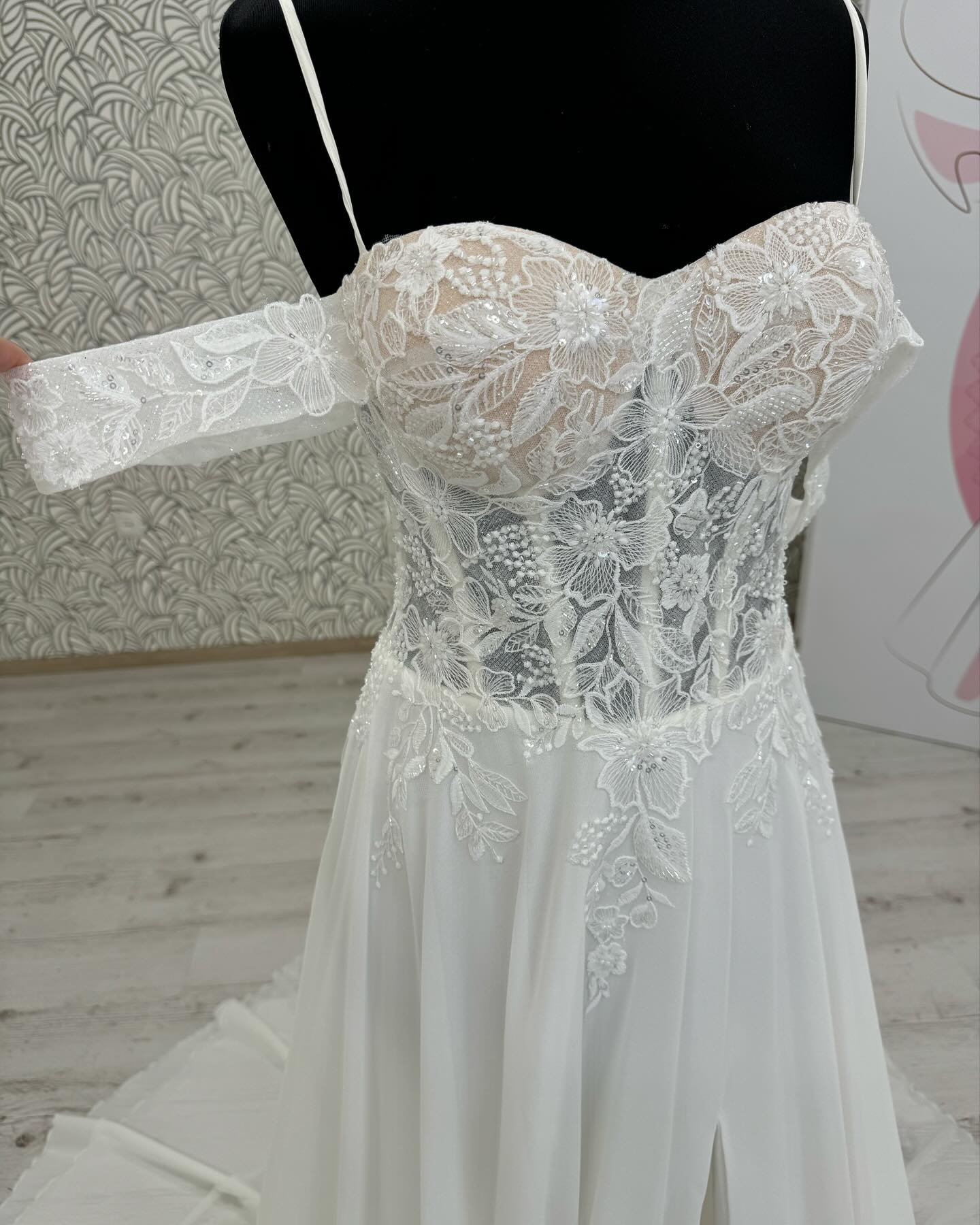 A Line Women's Chiffon Beach Wedding Dresses Side Slit Bride Gowns with Beads Lace