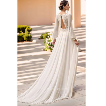 Robe de mariée trapèze en mousseline de soie et dentelle, décolleté en V plongeant, romantique, manches longues bouffantes, dos nu, fendue, longueur au sol