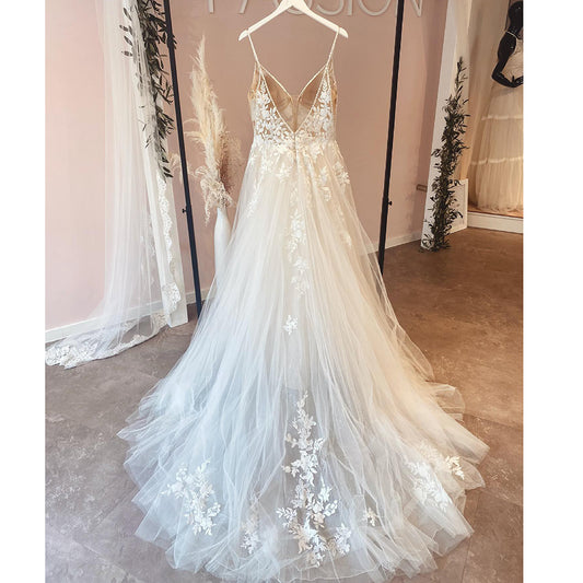 Spaghetti Straps Lace Wedding Dress With V Neckline Bride Dress Tulle Beach Bridal Gown