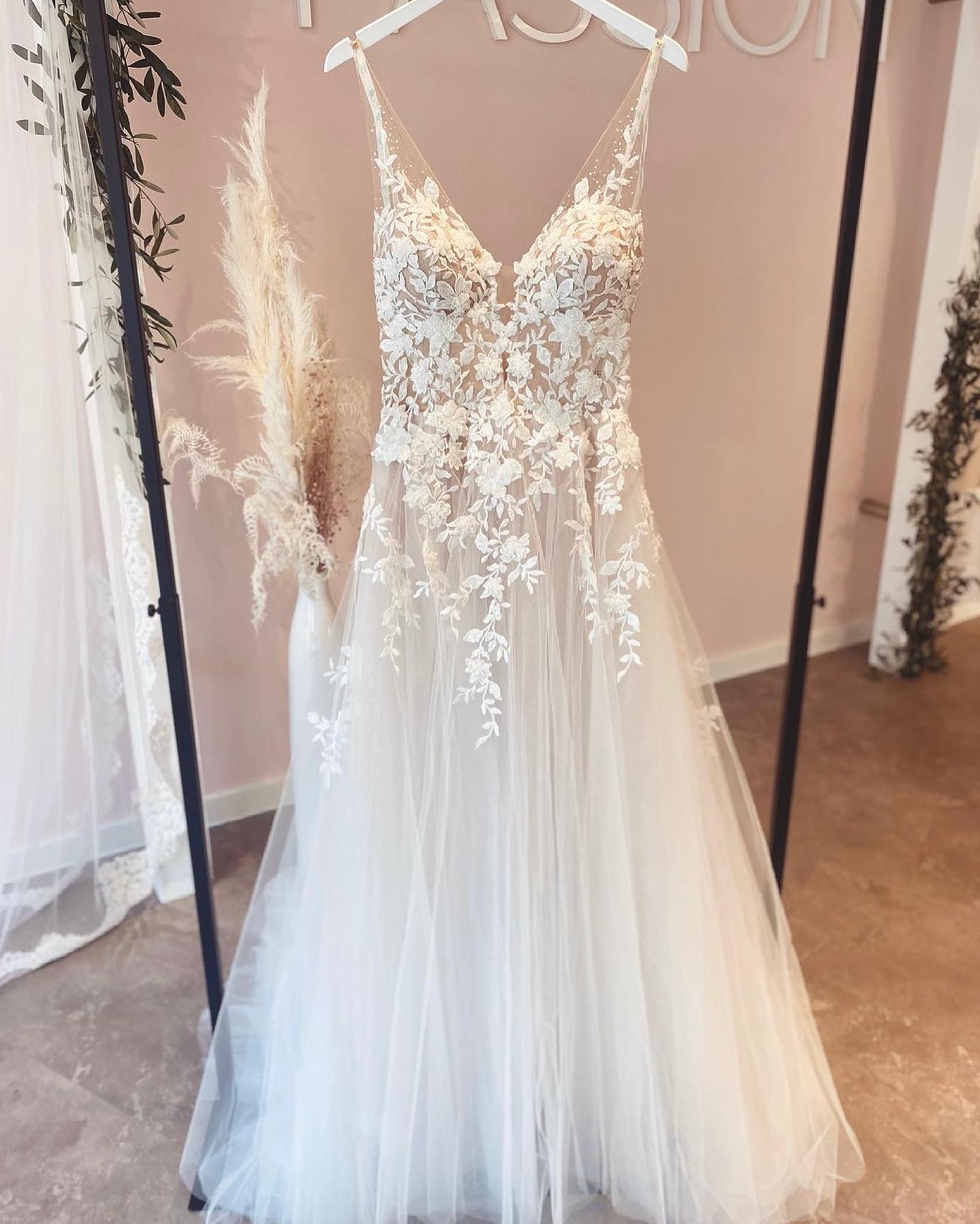Unlined Bodice FLowy A Line Tulle Wedding Dress With V Neck