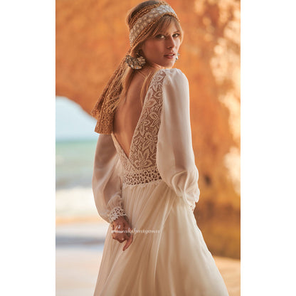 Robe de mariée avec appliques en dentelle et fleurs de grande taille avec fente latérale