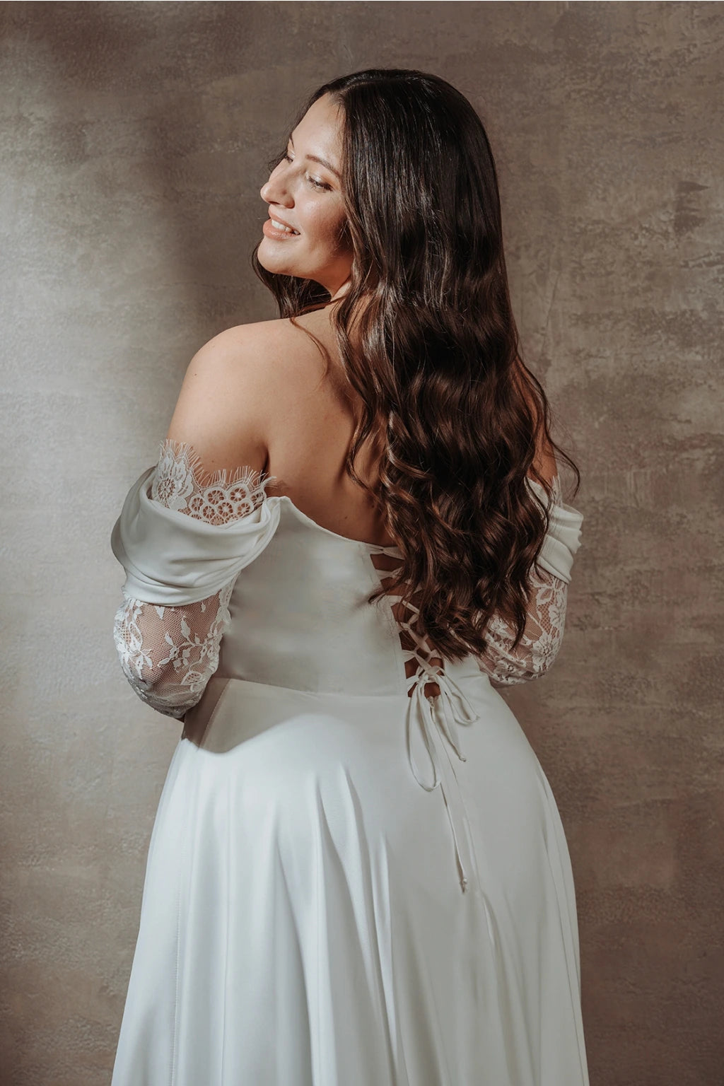 Vestido de novia de manga larga con encaje y hombros descubiertos