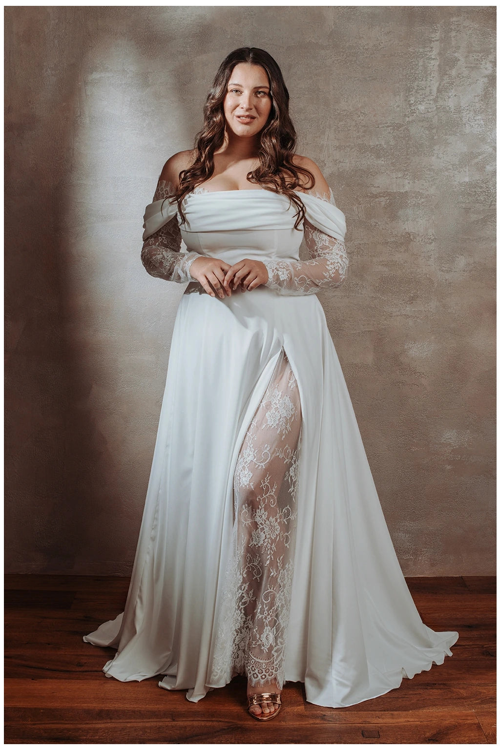 Vestido de novia de manga larga con encaje y hombros descubiertos