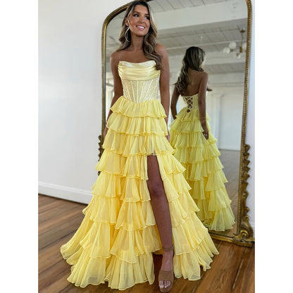 فساتين حفلة التخرج متعددة الطبقات من الشيفون بدون أكتاف برقبة قلب مع شق