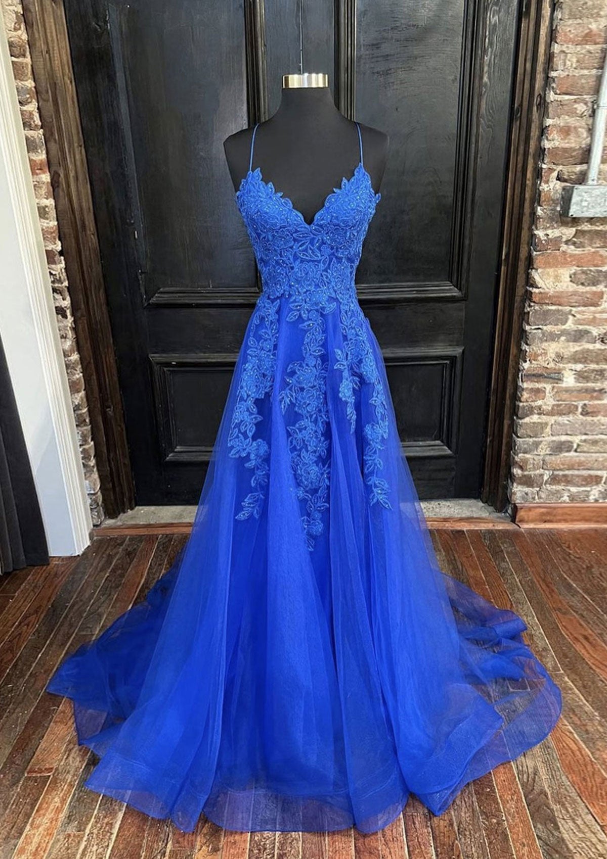 V Neck Spaghetti Straps Sweep Train Tulle Prom Dress With Appliques