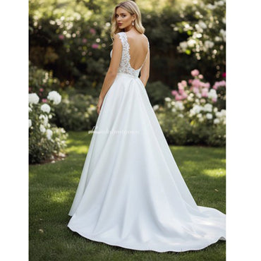 Robe de mariée avec appliques en dentelle et fleurs de grande taille avec fente latérale