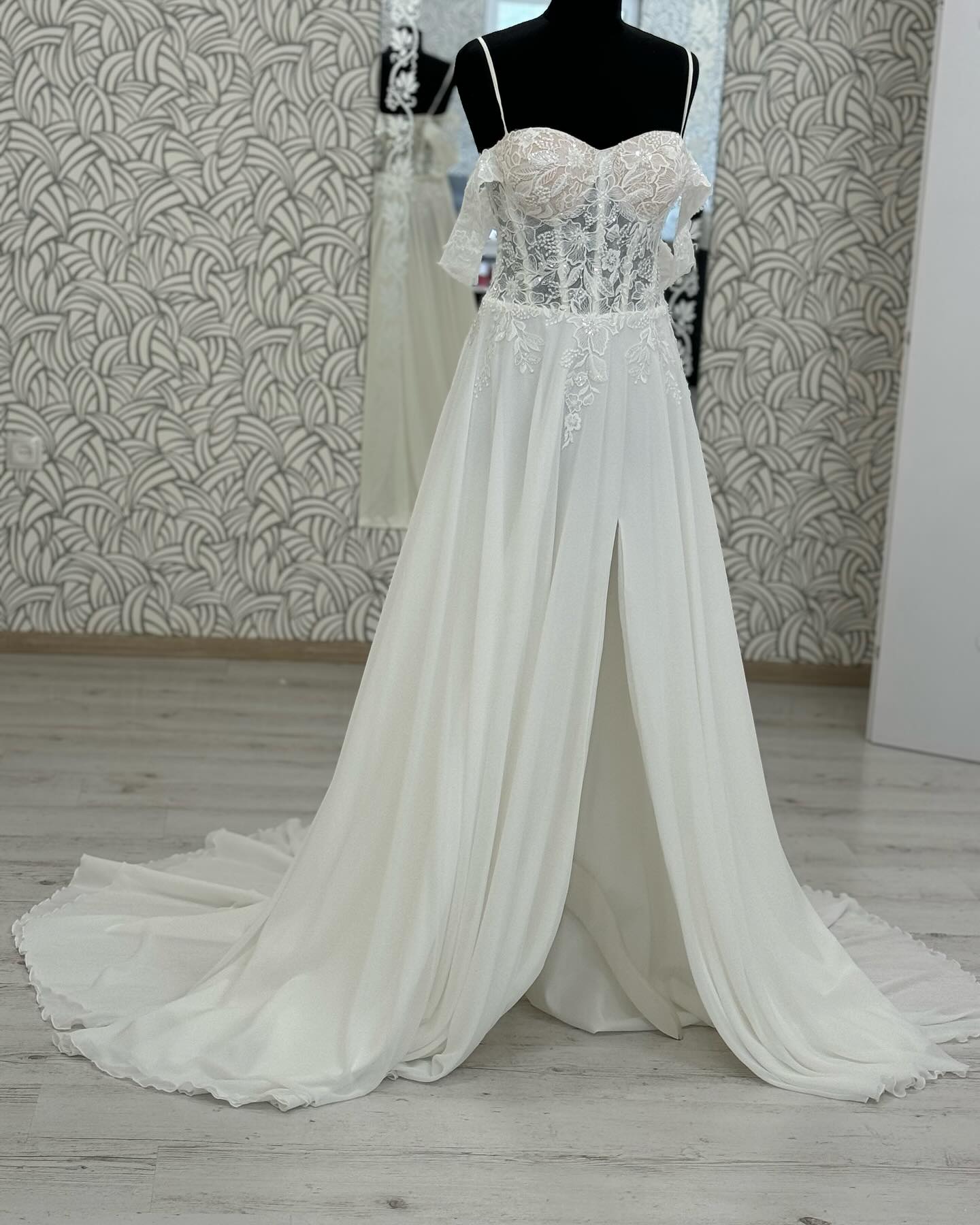 A Line Women's Chiffon Beach Wedding Dresses Side Slit Bride Gowns with Beads Lace