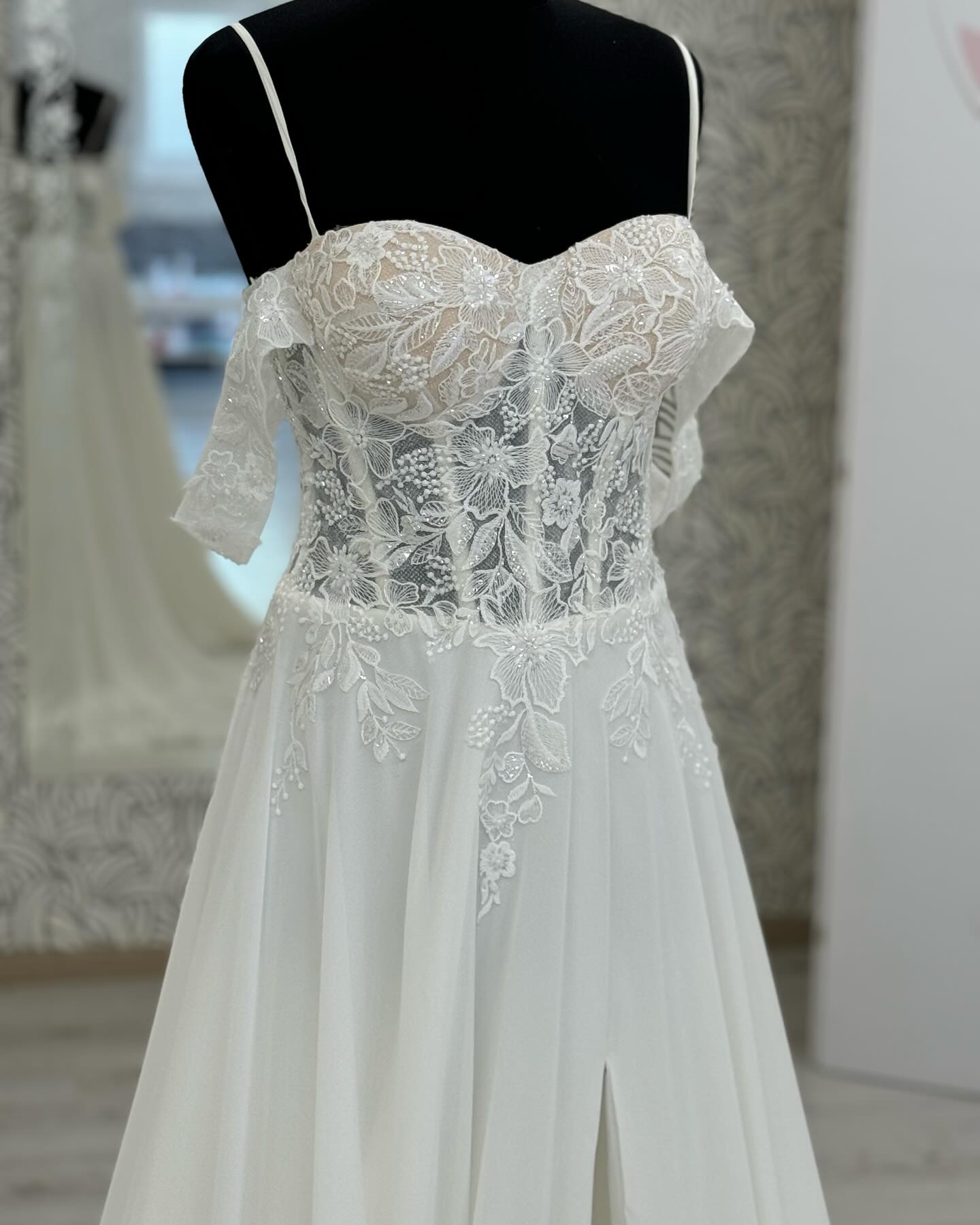 A Line Women's Chiffon Beach Wedding Dresses Side Slit Bride Gowns with Beads Lace