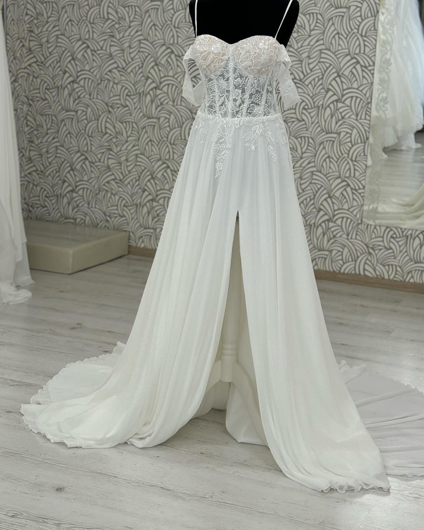A Line Women's Chiffon Beach Wedding Dresses Side Slit Bride Gowns with Beads Lace