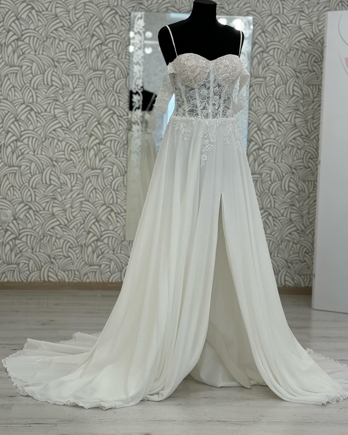 A Line Women's Chiffon Beach Wedding Dresses Side Slit Bride Gowns with Beads Lace