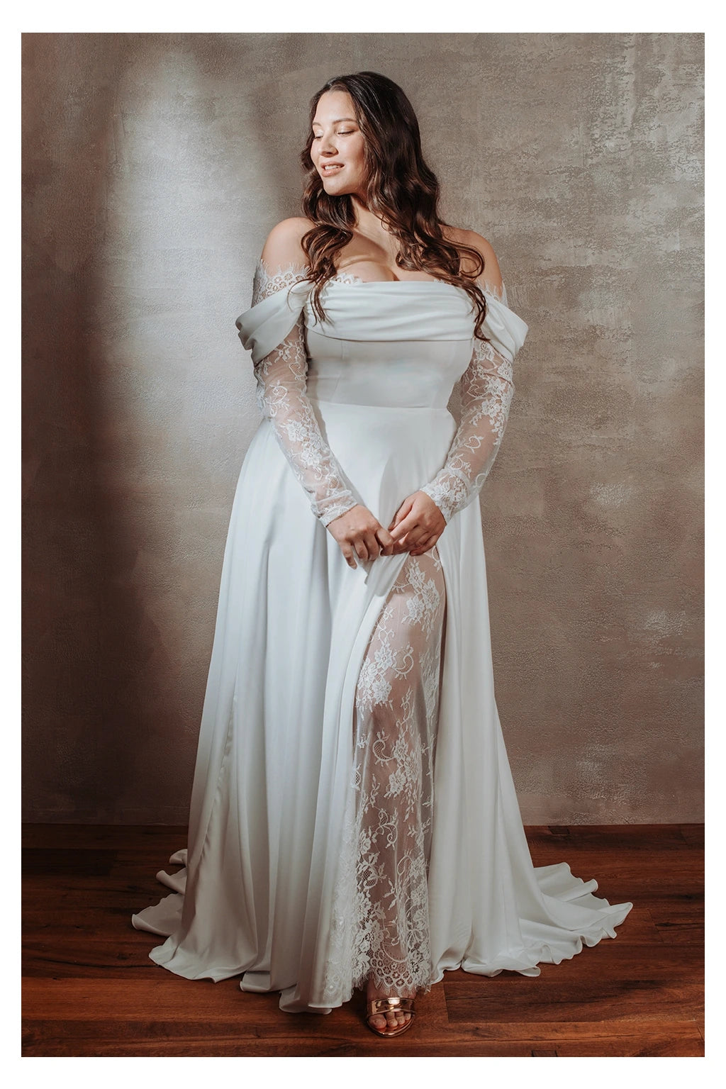 Vestido de novia de manga larga con encaje y hombros descubiertos