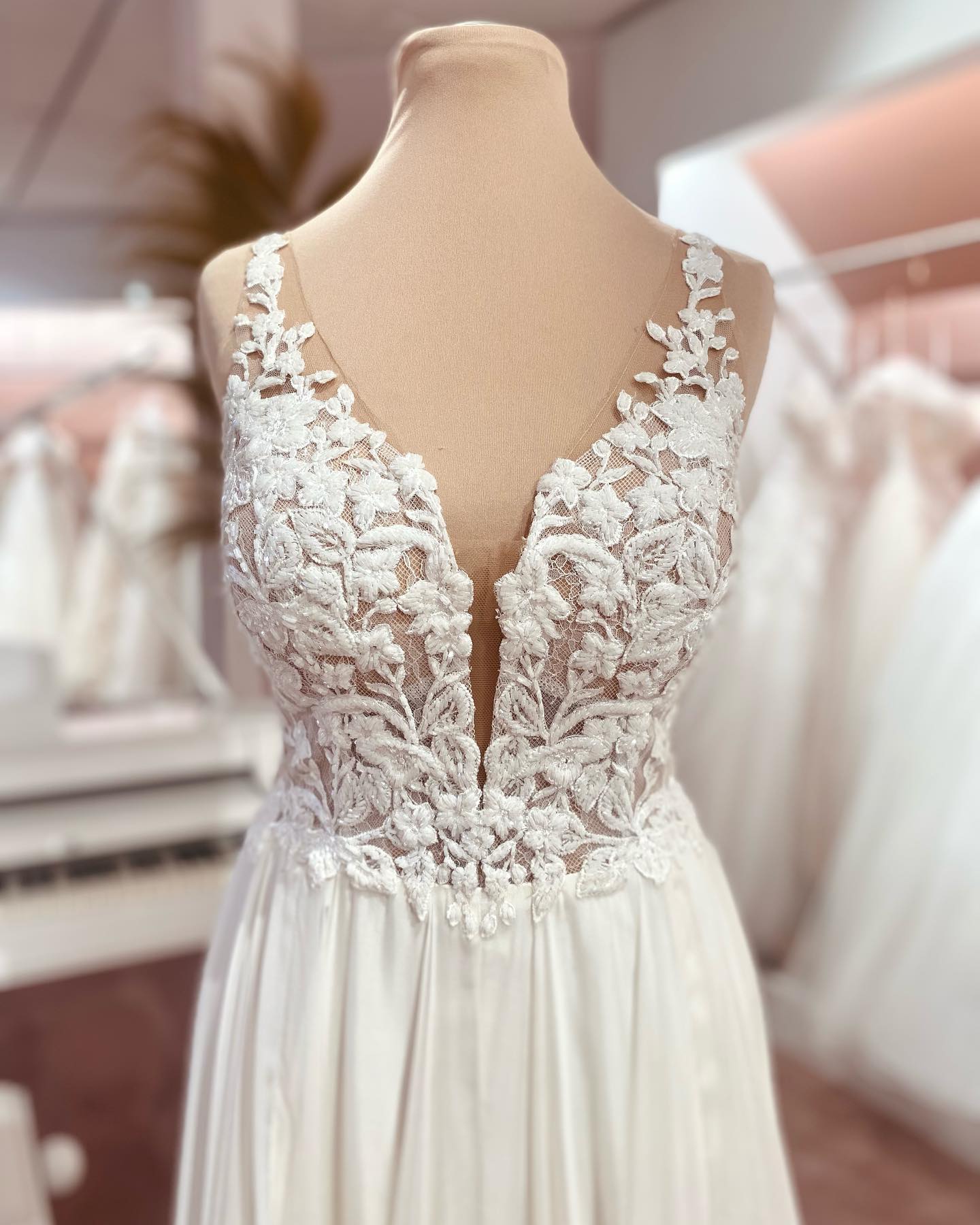 Vestido de novia de gasa con escote en V y corpiño sin forro