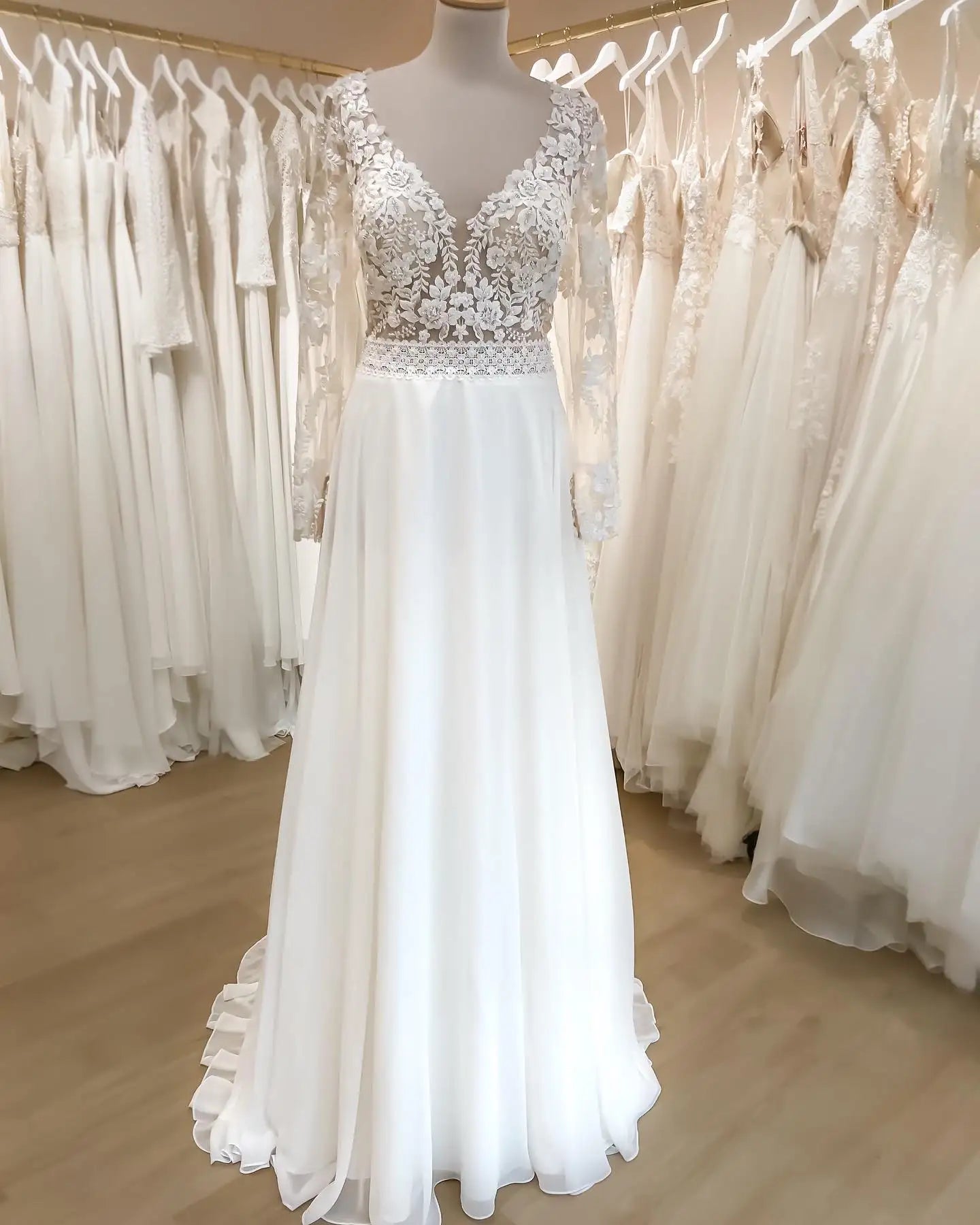 Lakshmigown A-Line V-Neck Chiffon Long Sleeves Wedding Dress for Beach Appliques Backless Sweep Train Party Dresses for Weddings