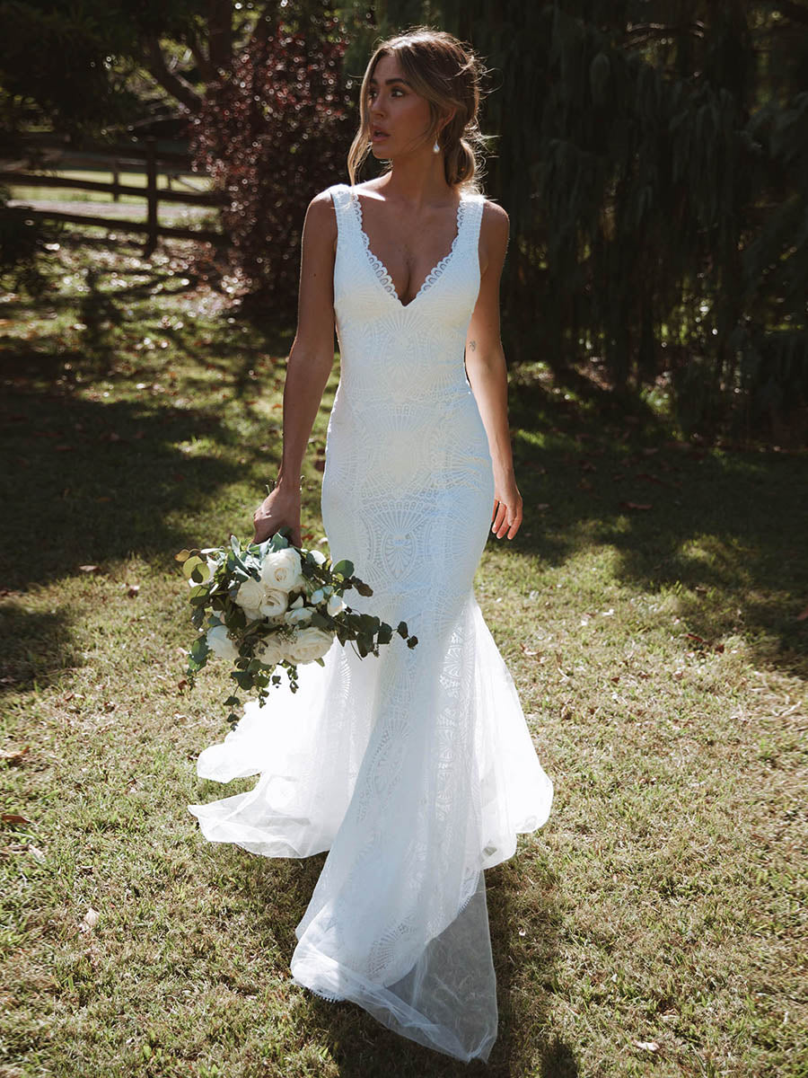 V-Neck Backless Full Lace Tulle Sleeveless Mermaid Wedding Dress with Train